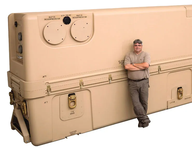 Large ECS vacuum-infused composite transport case